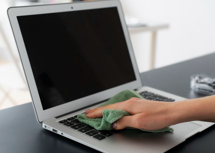 Clean laptop keyboard